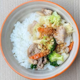 ผัดผักรวมหมูราดข้าว