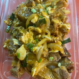 ข้าวหมูกรอบผัดไข่เค็ม