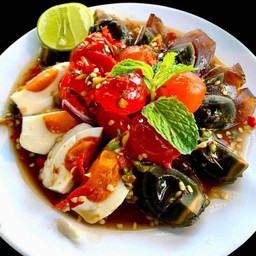 ยำสามไข่ (ไข่เค็ม-ไข่เยั่ยวม้า-ไข่แดง) แถม ขนมจีน