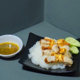 ข้าวหมูกรอบซอสซีฟู๊ด