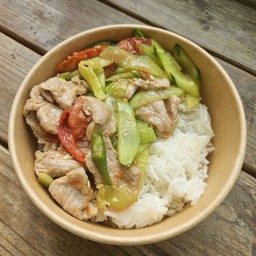 ข้าวหมูผัดแตงกวาพริกสด