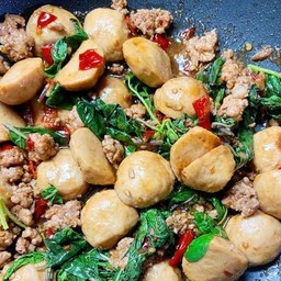 ผัดกะเพราลูกชิ้น หมูสับ กับข้าว