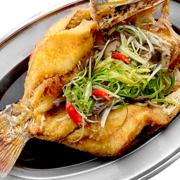 ปลากระพงทอดราดซีอิ๊ว เสิร์ฟกับก๋วยเตี๋ยวร่อน