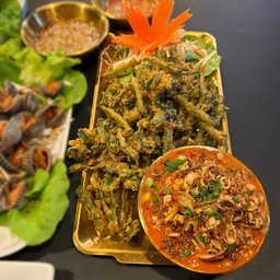 ยำผักบุ้งกรอบ