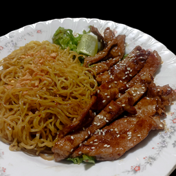 บะหมี่คลุก  หมูย่างราดซอสเทอริยากิ