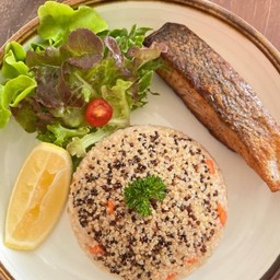 ข้าวผัดควินัวแซลม่อน