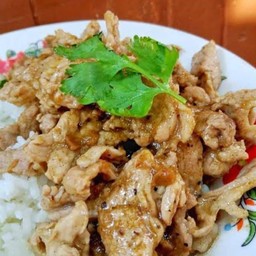 ข้าวหมูกะเทียม