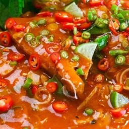 ยำปลากระป๋อง (กับข้าว)