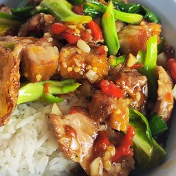 คะน้าหมูกรอบ (ราดข้าว)