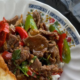 กะเพราเนื้อราดข้าว