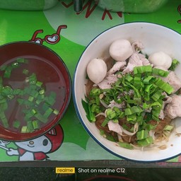 ก๊วยเตี๋ยวน้ำตกหมู เจ๊ออย