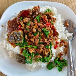 กะเพราไข่เยี่ยวม้าราดข้าว