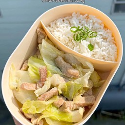 กะหล่ำปลีผัดหมู ราดข้าว