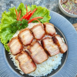 ข้าวหน้าหมูสามชั้นรมควันทอดน้ำปลา