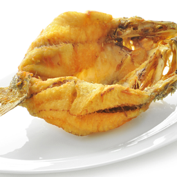 ปลากระพงทอดราดน้ำปลา เสิร์ฟกับยำมะม่วง