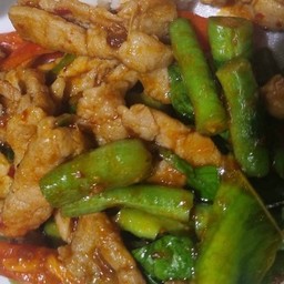 ผัดพริกแกงถั่วฟักยาวหมูชิ้น กับข้าว