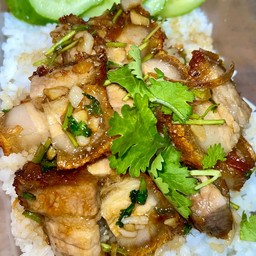 หมูกรอบทอดกระเทียม (ราดข้าว)