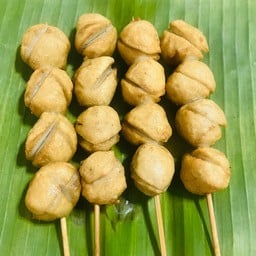 ลูกชิ้นหมูทอด 2 ไม้