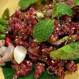 F04 ก้อยเนื้อมะนาว / Raw Beef Spicy Aand Sour Salad