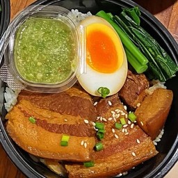 ข้าวหน้าหมูสามชั้นพะโล้ น้ำจิ้มชีฟู้ด