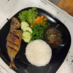 ข้าวปลาทอดบูดูและผักลวก