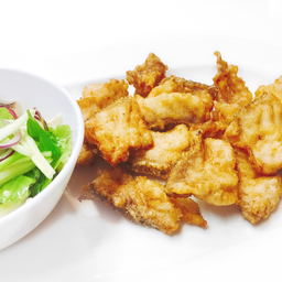 เนื้อปลาเก๋าทอดราดน้ำปลา เสิร์ฟกับยำมะม่วง