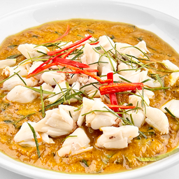 แกงคั่วปูใบชะพลู เสิร์ฟกับเส้นหมี่ลวก