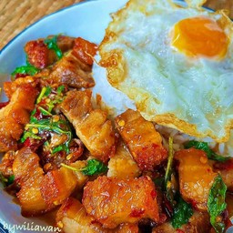 กะเพราหมูกรอบ (ราดข้าว)