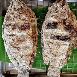 ปลาเผา 1 ตัว ไม่มีผักนะคะ^^