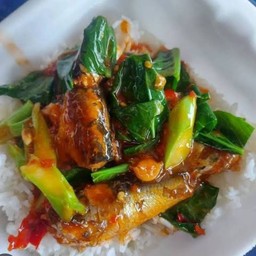 ราดข้าวคะน้าปลากระป๋อง