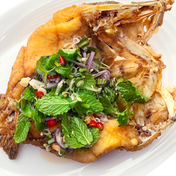 ปลากระพงทอดราดสมุนไพร.