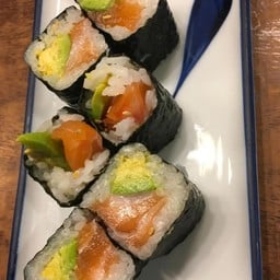 Salmon avocado maki 6p (Best seller)