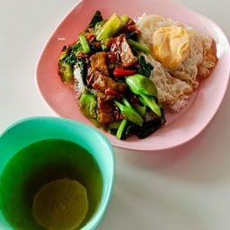 ก๋วยเตี๋ยวเนื้อตุ๋นกลางนา