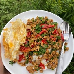 กะเพราล้ำ ยำโบราณ by แจง