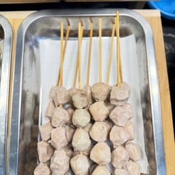 ลูกชิ้นทอด  ตลาดกลางบ้านฉาง