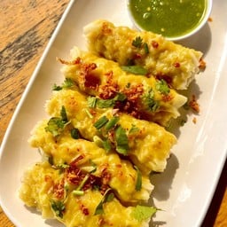 เกี๊ยวหมูยักษ์พร้อมน้ำจิ้มซีฟู๊ด