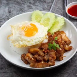 หมูกรอบกระเทียมพริกไทย ราดข้าว