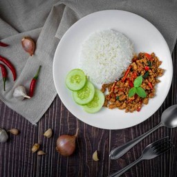 ข้าวราดกะเพราหมูสับ หมูชิ้น