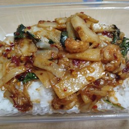 ผัดหน่อไม้กุ้งใส่ใบโหระพา