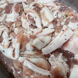 หมูสามชั้นหมักพริกไทยดำ