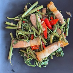 ผัดกระเฉดหมูกรอบ (เป็นกับ)