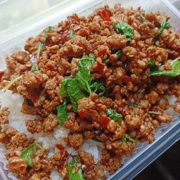 กระเพราหมูสับ (ราดข้าว)