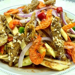 ยำมะม่วงเปรี้ยว แจ่วปลาร้า+ ปลากรอบ