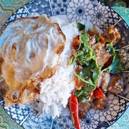 กระเพราหมูกรอบไข่ดาว