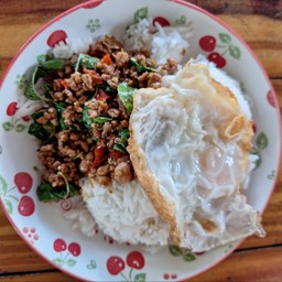 กระเพราหมูสับไข่ดาว