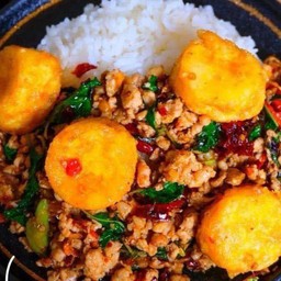 ข้าวกะเพาหมูสับเต้าหู้ไข่