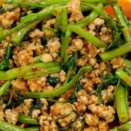 ผัดพริกแกงผักบุ้งจีนราดข้าว