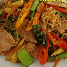 มาม่าผัดฉ่าหมูนุ่ม