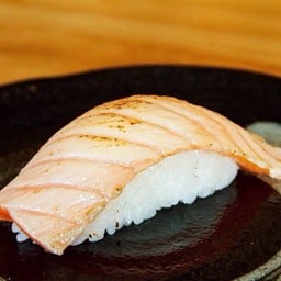 ซูชิแซลมอนเผาไฟ.