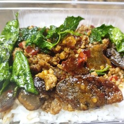 ไข่เยี่ยวม้ากระเพรากรอบหมูสับ